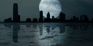 月亮的夜晚黑暗。城市天际线轮廓。水反射