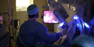 外科医生操作机器人手术机器的外科医生