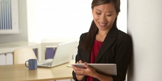 成功的中国女商人用平板电脑
