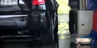高清慢镜头:一辆车从后面穿过洗车场