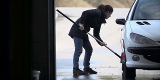 HD SLOW:用扫帚清洁汽车的女人