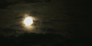 明亮的满月和云