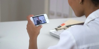 老年患者在iphone上与医生视频聊天