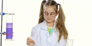 可爱的女孩马尾辫在统一和圆眼镜评估化学实验在白色背景