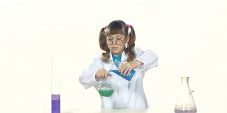 严肃的小女孩，扎着马尾辫，戴着统一的圆形眼镜，正在做化学实验——混合，站在桌子旁边，孤立在白色的背景中
