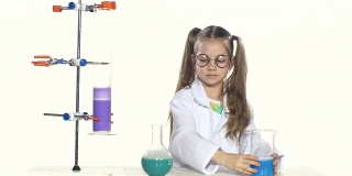 可爱的女孩马尾辫在统一和圆眼镜评估，站在桌子上的化学实验的白色背景