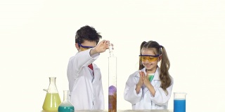 两个可爱的化学家孩子做有趣和成功的实验孤立在白色的背景