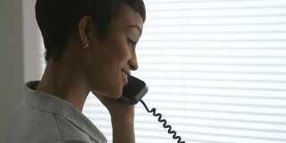 黑人女商人在电话里谈话的特写