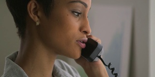 近距离观察非洲裔美国女商人打电话