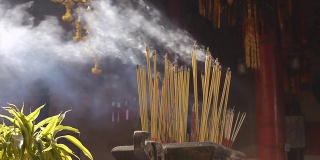 中国寺庙里烧香