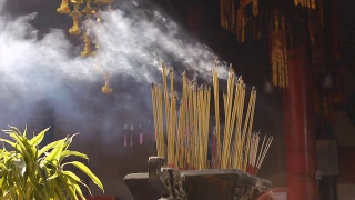 中国寺庙里烧香视频素材模板下载