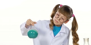 严肃的小女孩，扎着马尾辫，戴着统一的圆形眼镜，做着化学实验——混合，孤立在白色背景下，慢镜头