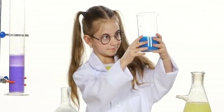 可爱的女孩马尾辫在统一和圆眼镜评估，站在桌子上的化学实验在白色的背景，慢镜头