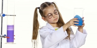 穿着制服戴着圆眼镜扎着马尾辫的可爱女孩在白色背景慢镜头下评估化学实验