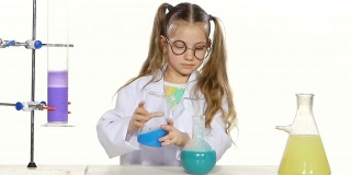 可爱的女孩马尾辫在统一和圆形眼镜评估，混合，站在桌子上的化学实验在白色的背景，慢动作