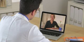 西班牙裔医生通过视频聊天与病人交谈