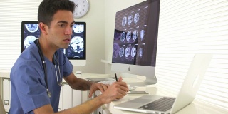墨西哥外科医生正在检查病人的脑部扫描