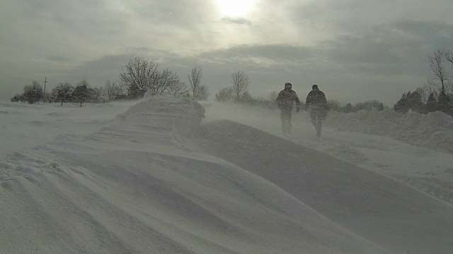 人们在暴风雪中行走