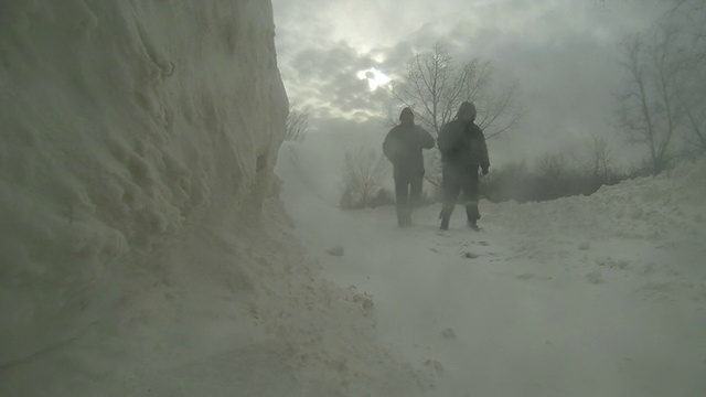 在暴风雪中行走