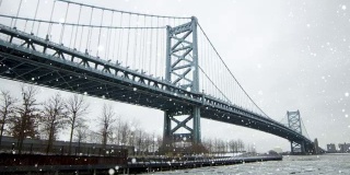 本·富兰克林桥上下雪了
