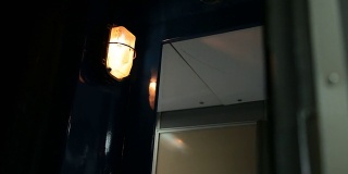 客舱车厢走廊上的灯