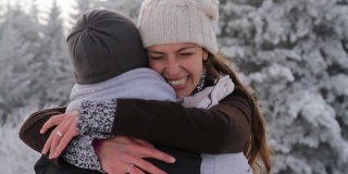 快乐的年轻夫妇拥抱户外自然冬季雪