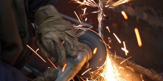 钢铁工人在工厂研磨