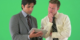 商人用绿屏上的平板电脑与同事交谈