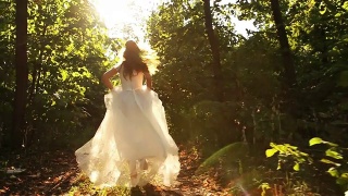 公主穿着女人运行童话森林概念高清视频素材模板下载