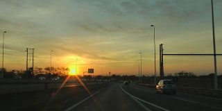 日落时分在高速公路上开车