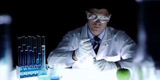 转基因产品科学家向苹果注射有毒化学物质