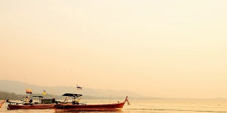 海滩上的渔船和日落