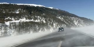 在奥地利的暴风雪中开车