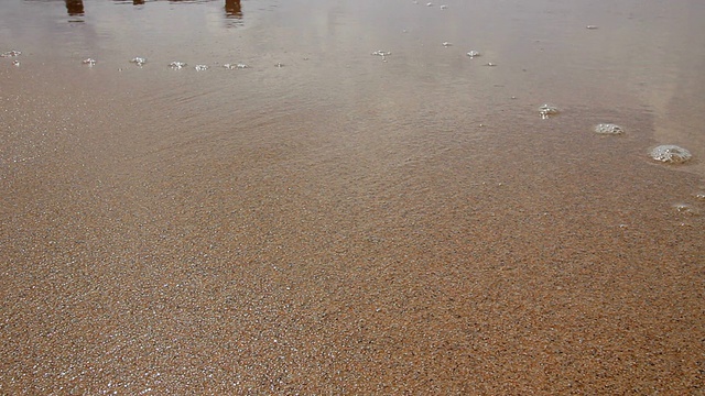 海浪冲击海滩