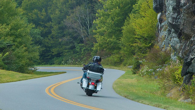 骑着摩托车的游客在北卡罗来纳州的蓝岭公园路上