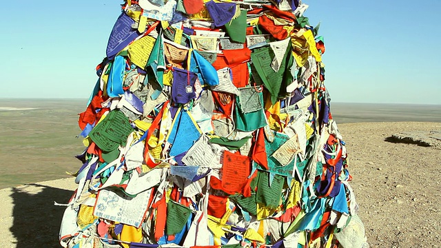 西藏的经幡在风中飘扬