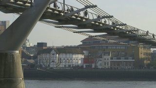 泰晤士河、莎士比亚的环球剧院和千年大桥视频素材模板下载