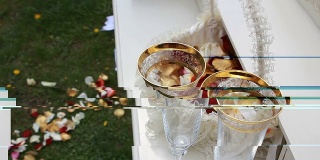 近距离的细节在婚礼早餐餐桌设置与香槟酒杯。