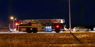 带着灯和警报器的消防车到达了高速公路上的事故现场