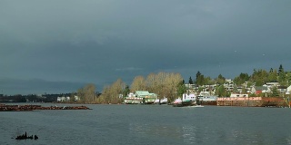 弗雷泽河的拖船和云