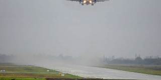 喷气式飞机在雨中起飞失控