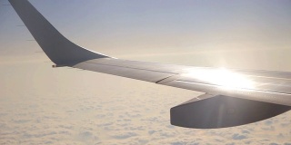 飞机机翼在海面上空的航拍照片