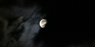 乌云后面的满月