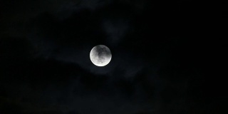 乌云后面的满月