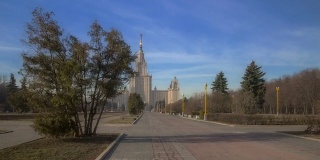 沿着罗蒙诺索夫莫斯科国立大学步行。运动间隔拍摄hyperlapse