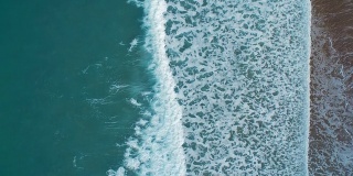空中无人机拍摄的宁静的海浪