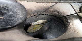 在印度用热砂锅煮薄饼