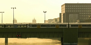 火车正驶近伦敦的一座铁路桥