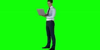 商人在绿色屏幕上使用笔记本电脑