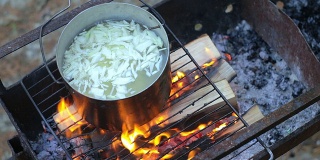 用真正的火煮汤。